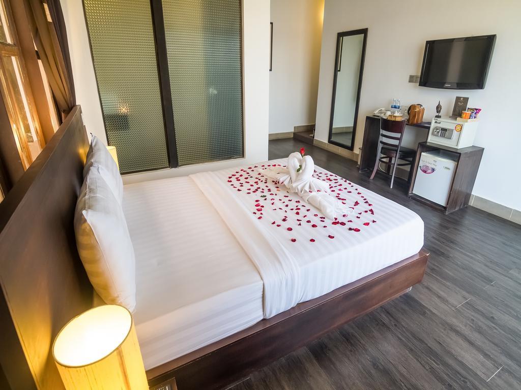Adore Riverside Hotel Пном Пен Екстериор снимка