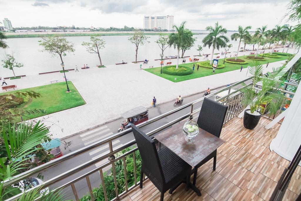 Adore Riverside Hotel Пном Пен Екстериор снимка